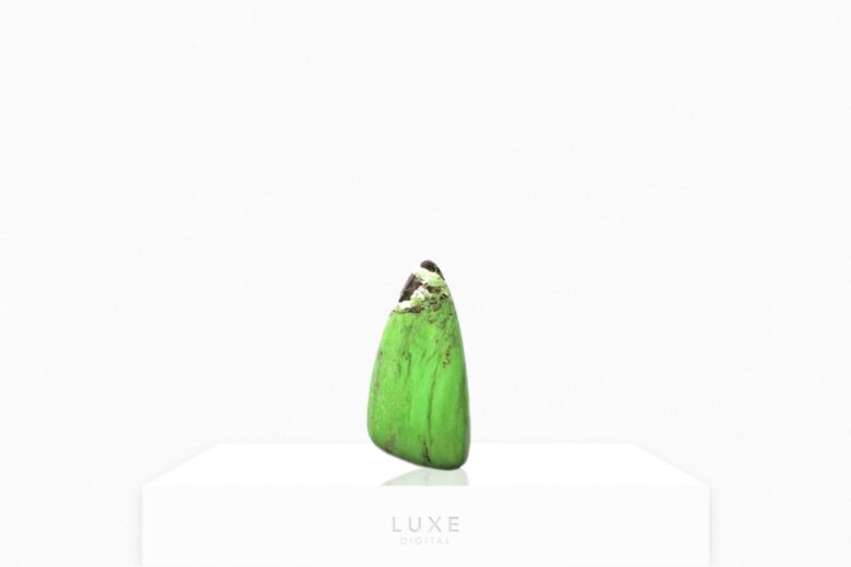 green gemstones gaspeite review - Luxe Digital